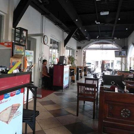 Vindhika Hotel Pengayoman Makassar Buitenkant foto